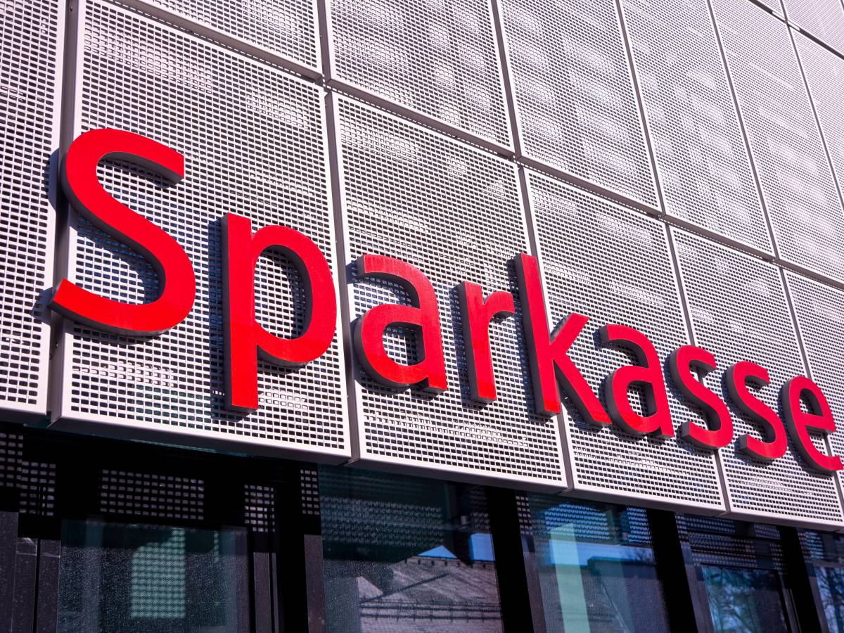 Das rote Logo der Sparkasse auf der Fassade einer Filiale.