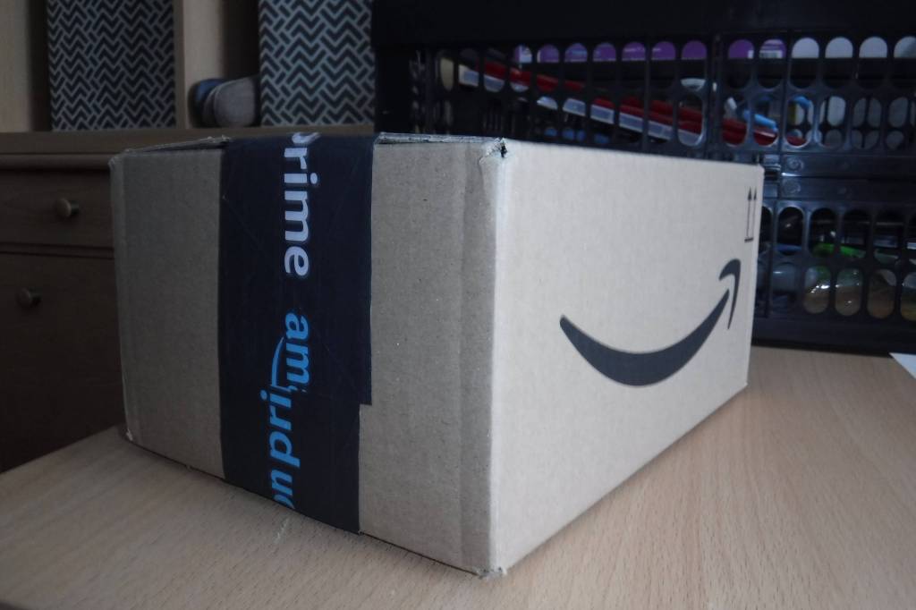 Ein Amazon-Paket steht auf einem Tisch.