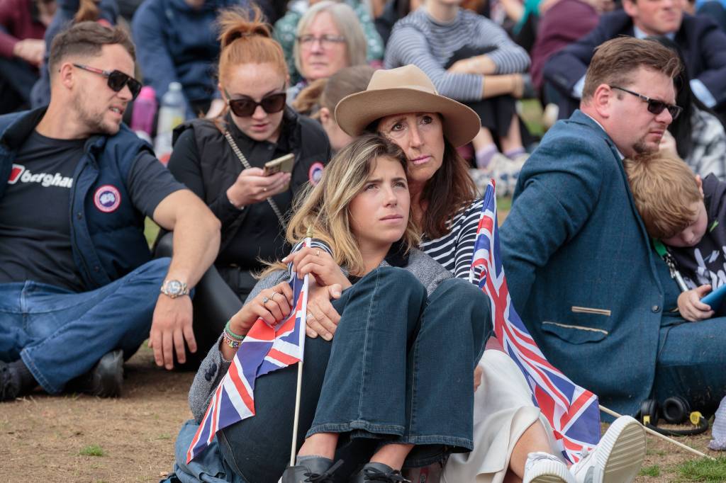 Die Übertragung der Beerdigung der Queen haben mehrere Tausend Menschen gemeinsam im Hyde Park verfolgt.