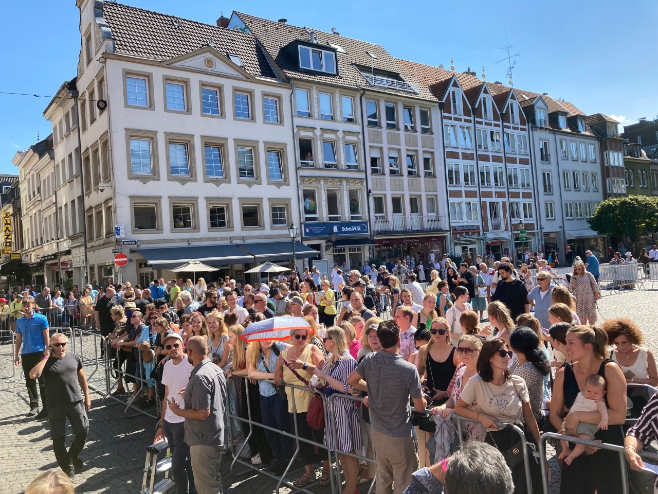 12.45 Uhr: Der Platz vor dem Düsseldorfer Rathaus füllt sich.