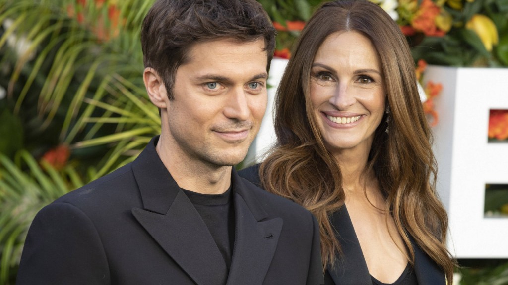 Netflix-Star Lucas Bravo und Julia Roberts