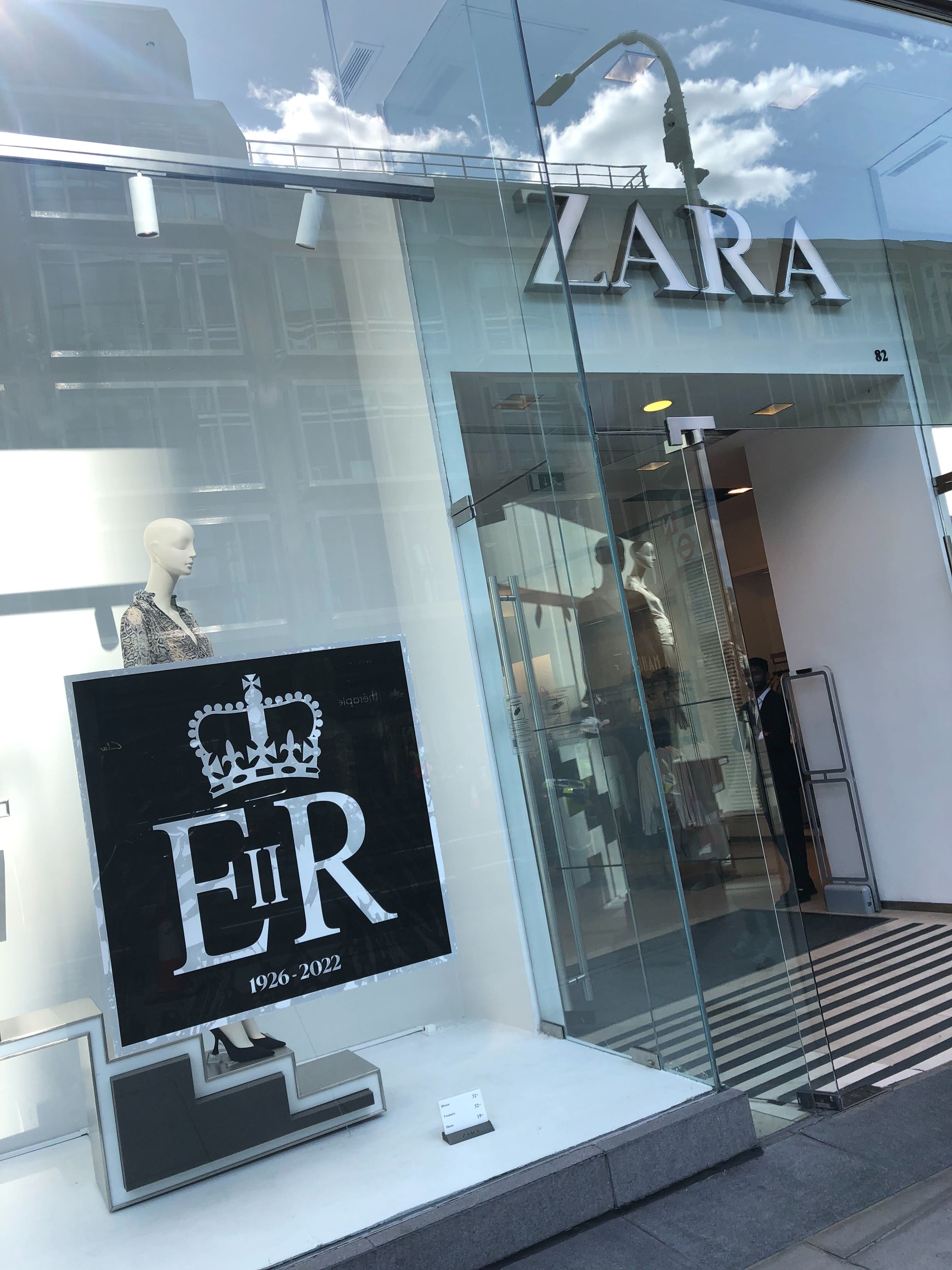 Selbst bei der spanischen Modekette "Zara" trauert man um Queen Elizabeth II..