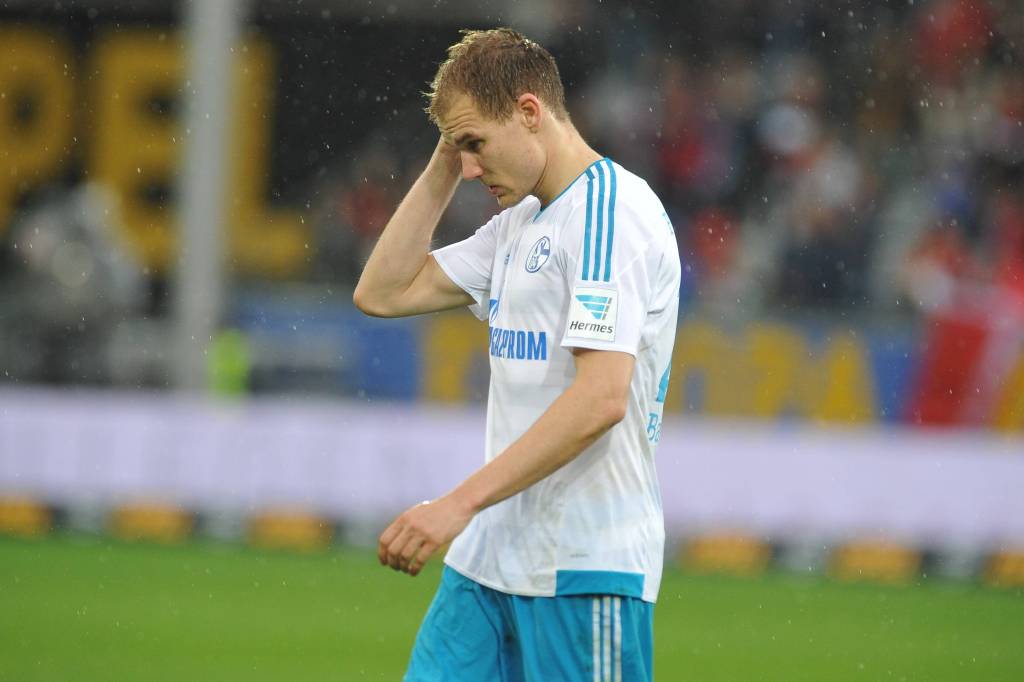 Holger Badstuber kratzt sich im Trikot des FC Schalke 04 ratlos den Kopf.