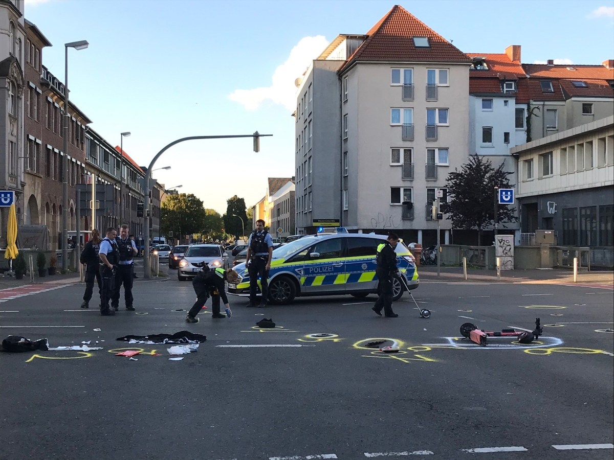 Auf der MallinckrodtstraÃŸe in Dortmund liegen nach einem Unfall die Habseligkeiten eines 16-JÃ¤hrigen auf der StraÃŸe.