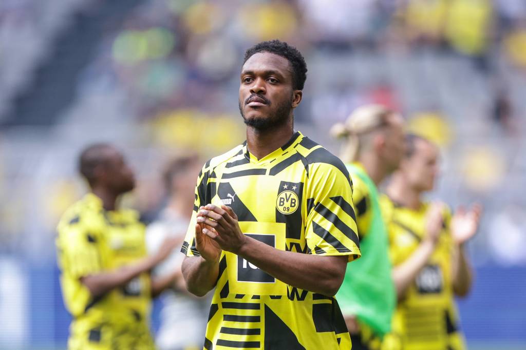 Dan-Axel Zagadou vor der Fankurve von Borussia Dortmund.