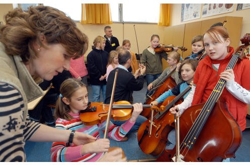 Die Folkwang-Musikschule soll ab dem Wintersemester von ihren Teilnehmern insgesamt 200?000 Euro mehr Gebühren für ihren Unterricht einnehmen. Auch der Preis für die Nutzung schuleigener Instrument soll klettern; zudem sollen Geringverdiener, Arbeitslose und Familien mehr zahlen als die Unterrichtsgebühr von derzeit 5 Euro im Monat. Die Stadt will die Kurskosten wie andere Kommunen nur noch um 50 Prozent absenken. Foto: Remo Bodo Tietz