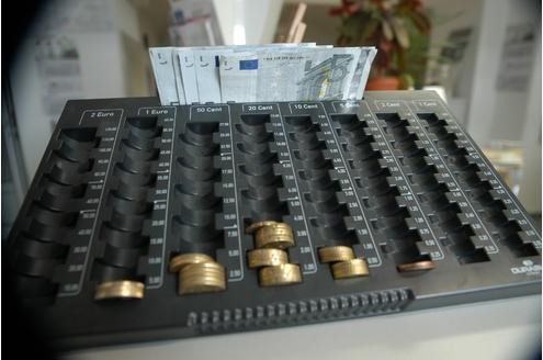 Um rund 9,8 Prozent soll sich die Grundsteuer B für Hauseigentümer erhöhen, doch diese Maßnahme trifft alle Essener Bürger, da Vermieter diese Kosten auf ihre Mieter abwälzen können. Mit 95 Millionen Euro Jahreseinnahme ist sie die zweitlukrativste Steuer für die Stadt. Zuletzt war sie 2002 angehoben worden, jetzt soll sie von 510 Prozent des Einheitswertes auf 560 steigen. Erhoffte Mehreinnahme: 10 Millionen Euro im Jahr. Rechnerisch kommen so auf jeden Einwohner, vom Baby bis zum Greis, 16 Euro Mehrkosten pro Jahr hinzu: Insgesamt zahlt künftig jeder Essener 180 Euro an die Stadt. Essen ist so teurer als Münster, Oberhausen oder Bochum, aber billiger als München, Düsseldorf, Frankfurt, Köln oder Berlin. Foto: Rüdiger Kahlke