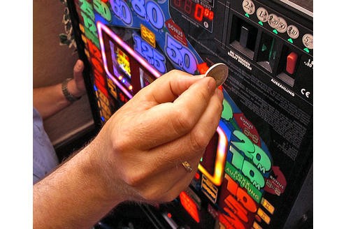 Die Spielsteuer, offiziell Vergnügungssteuer, wird auf Geldspielgeräten erhoben. Stehen diese in Spielhallen soll der Betreiber ab 1. Juli 14 Prozent statt bisher 12 Prozent des Einspielergebnisses an die Stadt abführen. Steht die „Daddelkiste“ in einer Gaststätte, sind 12 Prozent statt bisher 10 Prozent abzuführen. Mehreinnahme: 800.000 Euro pro Jahr. Foto: Büdenbender