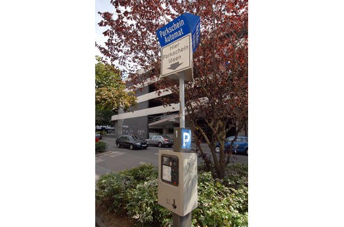 Parken soll in der Innenstadt um bis zu 30 Prozent teurer werden. Mehr Bereiche als bisher gehören zur teuersten Parkzone - und statt nur bis 18 Uhr werden Parkgebühren bis 20 Uhr berechnet. Statt 50 Cent für die erste halbe Stunde und einen Euro für jede weitere halbe Stunde heißt es künftig: 30 Cent kostet die erste Viertelstunde, 40 Cent die zweite und jede weitere Viertelstunde 50 Cent. Mehreinnahme: Eine Million Euro. Foto: Oliver Müller 