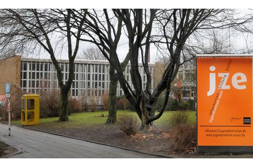Das Geld für die freie Jugendszene, die Jugendfreizeitheime, wird flächendeckend um rund 800?000 Euro im Jahr gekürzt. Die Uni Essen-Duisburg soll kein Geld zur Förderung von Migranten-Jugendlichen mit Schulproblemen erhalten (182.000 Euro). In den Schulen gibt es nur noch Schulmilch natur ohne leckeren Erdbeer- oder Vanille-Geschmack (50?000 Euro Ersparnis). Die Schulausstattungen sollen um 1,5 Millionen Euro gekappt werden. Die Suchthilfe erhält für ihre Beratungen 300.000 Euro weniger. Foto: Remo Bodo Tietz