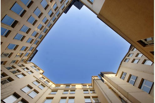 Um die mit der Absenkung der Mehrwertsteuer für Hotelübernachtungen (von 19 auf 7 Prozent) seit Januar 2010 verbundenen Steuerausfälle abzumildern, sollen die rund 80 Essener Hotels mit ihren 5200 Betten von ihren Gästen ab 1. Juli 5 Prozent Aufschlag auf ihre Übernachtungspreise nehmen müssen. Erhoffte Einnahme dieser neuen Steuerart in Essen: 3 Millionen Euro. Foto: Oliver Müller