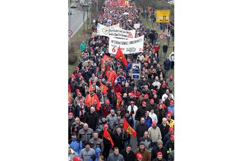 Vor der Opel-Zentrale in Rüsselsheim versammelten sich rund 15.000 Demonstranten.