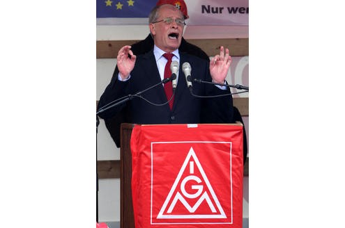 Der IG Metall-Vorsitzende Berthold Huber forderte für die GM-Tochter Opel ein eigenständiges Geschäftsmodell auf europäischer Ebene. Er betonte: Es darf nicht sein, dass einzelne Standorte und einzelne Belegschaften die Zeche für Fehlentwicklungen einer ganzen Branche zahlen.
