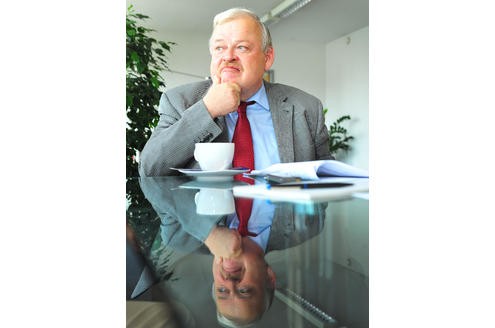 Auch für den frisch gebackenen NRW-Arbeitsminister Guntram Schneider (SPD) bitter, was er da von der EU aufgetafelt bekommt: Das hat katastrophale soziale und wirtschaftliche Auswirkungen insbesondere für das Ruhrgebiet und muss verhindert werden.