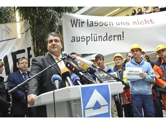 SPD-Chef Sigmar Gabriel unterstützt die Hochtief-Belegschaft im Kampf gegen die feindliche Übernahme.