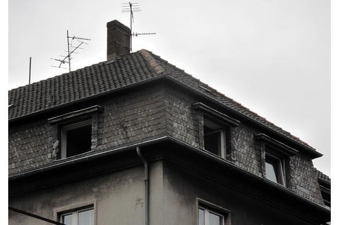 Das seit Monaten von Rumänen und Bulgaren besetzte Haus an der Mallinckrodtstraße 317 in der Nordstadt von Dortmund (herausgebrochene Fenster im Dachgeschoss). Foto: Helmut Vossgraff/WAZ-Fotopool