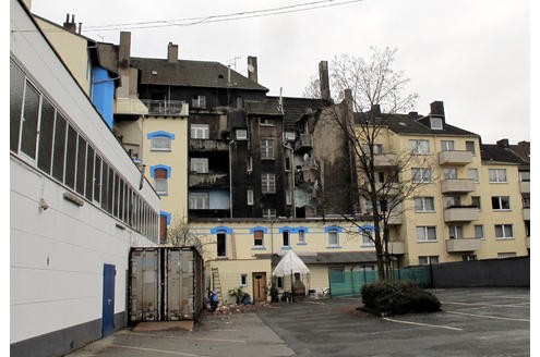 Das seit Monaten von Rumänen und Bulgaren besetzte Haus an der Mallinckrodtstraße 317 in der Nordstadt von Dortmund (Rückansicht). Foto: Helmut Vossgraff/WAZ-Fotopool