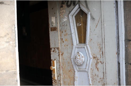 Das seit Monaten von Rumänen und Bulgaren besetzte Haus an der Mallinckrodtstraße 317 in der Nordstadt von Dortmund am 17. Februar 2011 (Eingangstür). Foto: Knut Vahlensieck