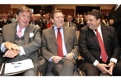 ... ist er auch in der Politik. Ihm werden ausgezeichnete Kontakte nachgesagt. So gehört der frühere Bundeskanzler Gerhard Schröder zu seinen Skatfreunden.
