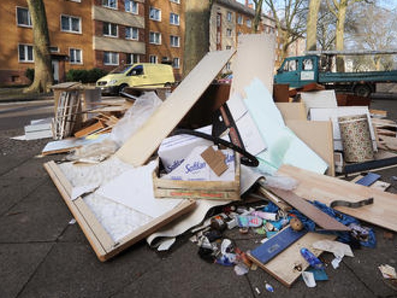 Das seit Monaten von Rumänen und Bulgaren besetzte Haus an der Mallinckrodtstraße 317 in der Nordstadt von Dortmund am 17. Februar 2011 (Sperrmüll). Foto: Matthias Graben/WAZ-Fotopool