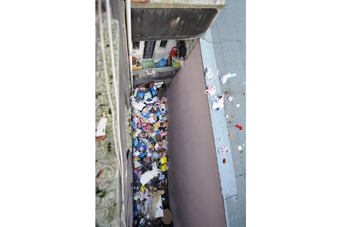 Balkon im 1. Stock! Das seit Monaten von Rumänen und Bulgaren besetzte Haus an der Mallinckrodtstraße 317 in der Nordstadt von Dortmund am 17. Februar 2011 (Müll im Hinterhof). Foto: Matthias Graben/WAZ-Fotopool
