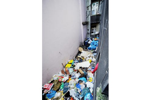 Balkon im 1. Stock! Das seit Monaten von Rumänen und Bulgaren besetzte Haus an der Mallinckrodtstraße 317 in der Nordstadt von Dortmund am 17. Februar 2011 (Müll im Hinterhof). Foto: Matthias Graben/WAZ-Fotopool