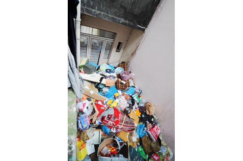 Balkon im 1. Stock! Das seit Monaten von Rumänen und Bulgaren besetzte Haus an der Mallinckrodtstraße 317 in der Nordstadt von Dortmund am 17. Februar 2011 (Müll im Hinterhof). Foto: Matthias Graben/WAZ-Fotopool
