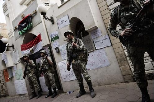 Soldaten vor der libyschen Botschaft in Kairo.