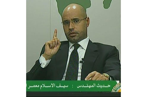 Gaddafi-Sohn Seif Al-Islam in einer Fernseh-Ansprache. Er soll gedroht haben, die Regierung werden sich gegen den Protest bis zum letzten Blutstropfen verteidigen. 