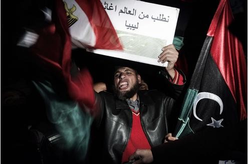 ...gibt es Spekulationen, dass Libyens Diktator Gaddafi das Land verlassen haben soll. Dann heißt es, die Regierung jage Demonstranten mit Kampfflugzeugen...