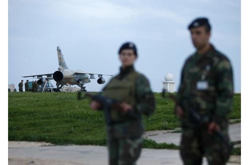...sind am Montag zwei libysche Kampfflugzeuge auf der Mittelmeer-Insel Malta gelandet; die Piloten sollen dort ausgesagt haben, ihnen sei befohlen worden, in Libyen Bomben auf Aufständische zu werfen. Auch...