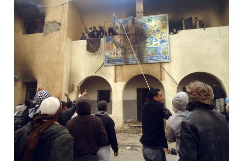 Hier reißen sie ein Plakat des regimes herab. Foto: rtr