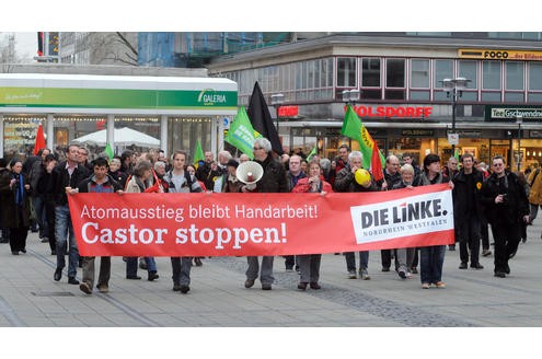 Nach der Katastrophe in Japan fordern Atomkraftgegner bei einer Mahnwache auf dem Willy-Brandt-Platz den sofortigen Atomausstieg in Deutschland. Foto: Oliver Müller.