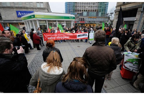 Nach der Katastrophe in Japan fordern Atomkraftgegner bei einer Mahnwache auf dem Willy-Brandt-Platz den sofortigen Atomausstieg in Deutschland. Foto: Oliver Müller.