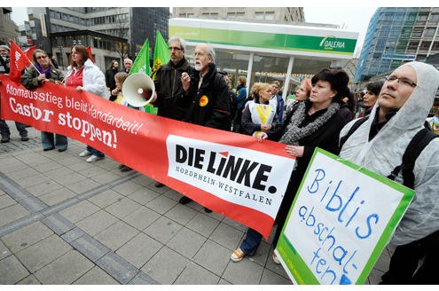 Nach der Katastrophe in Japan fordern Atomkraftgegner bei einer Mahnwache auf dem Willy-Brandt-Platz den sofortigen Atomausstieg in Deutschland. Foto: Oliver Müller.
