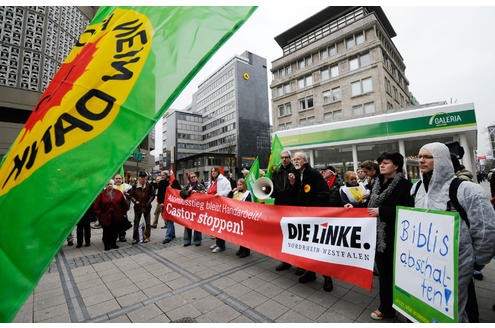 Nach der Katastrophe in Japan fordern Atomkraftgegner bei einer Mahnwache auf dem Willy-Brandt-Platz den sofortigen Atomausstieg in Deutschland. Foto: Oliver Müller.