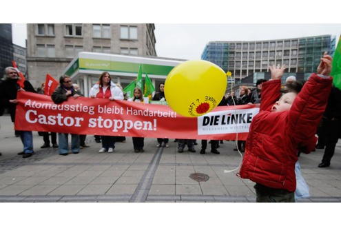 Nach der Katastrophe in Japan fordern Atomkraftgegner bei einer Mahnwache auf dem Willy-Brandt-Platz den sofortigen Atomausstieg in Deutschland. Foto: Oliver Müller.