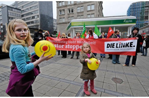 Nach der Katastrophe in Japan fordern Atomkraftgegner bei einer Mahnwache auf dem Willy-Brandt-Platz den sofortigen Atomausstieg in Deutschland. Foto: Oliver Müller.