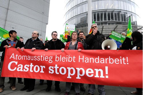 Protest regt sich auch bei einer Mahnwache von Atomkraftgegnern vor der RWE-Hauptverwaltung. Foto: Klaus Micke