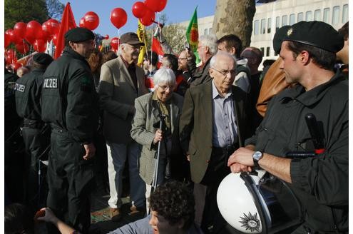 Rund 200 Atomkraftgegner demonstierten bei der Jahreshauptversammlung von RWE vor der Grugahalle. Foto: Reuters