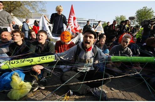 Rund 200 Atomkraftgegner demonstierten bei der Jahreshauptversammlung von RWE vor der Grugahalle. Foto: Reuters