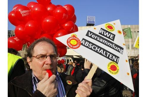 Rund 200 Atomkraftgegner demonstierten bei der Jahreshauptversammlung von RWE vor der Grugahalle. Foto: Reuters