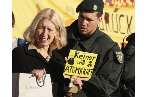 Rund 200 Atomkraftgegner demonstierten bei der Jahreshauptversammlung von RWE vor der Grugahalle. Foto: Reuters