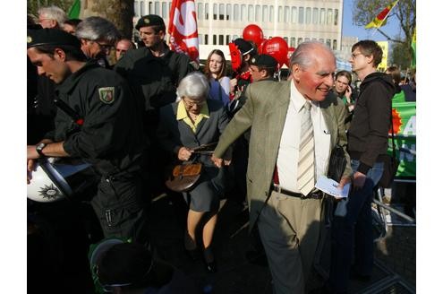 Rund 200 Atomkraftgegner demonstierten bei der Jahreshauptversammlung von RWE vor der Grugahalle. Foto: Reuters