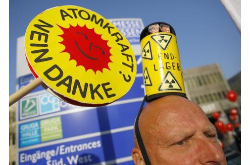 Rund 200 Atomkraftgegner demonstierten bei der Jahreshauptversammlung von RWE vor der Grugahalle. Foto: Reuters