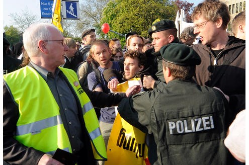 Vor der Messe Essen demonstrieren am Mittwoch rund 200 Atomkraftgegner. In der Gruga tagte Energieriese RWE zur Jahreshauptversammlung. Foto: Dirk Bauer