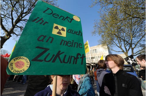 Vor der Messe Essen demonstrieren am Mittwoch rund 200 Atomkraftgegner. In der Gruga tagte Energieriese RWE zur Jahreshauptversammlung. Foto: Dirk Bauer