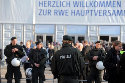 Vor der Messe Essen demonstrieren am Mittwoch rund 200 Atomkraftgegner. In der Gruga tagte Energieriese RWE zur Jahreshauptversammlung. Foto: Dirk Bauer