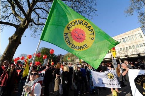 Vor der Messe Essen demonstrieren am Mittwoch rund 200 Atomkraftgegner. In der Gruga tagte Energieriese RWE zur Jahreshauptversammlung. Foto: Dirk Bauer