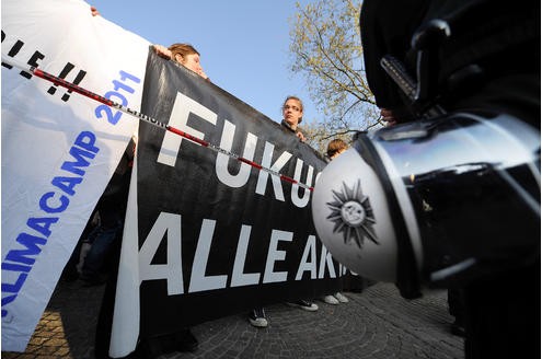Vor der Messe Essen demonstrieren am Mittwoch rund 200 Atomkraftgegner. In der Gruga tagte Energieriese RWE zur Jahreshauptversammlung. Foto: Dirk Bauer